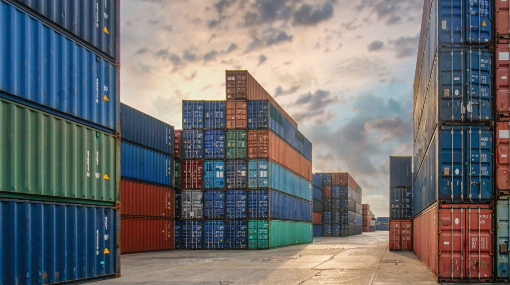Plaque de spécifications ISO sur la paroi métallique d'un container maritime avec codes de dimensions Plaque de spécifications ISO sur la paroi métallique d'un container maritime avec codes de dimensions