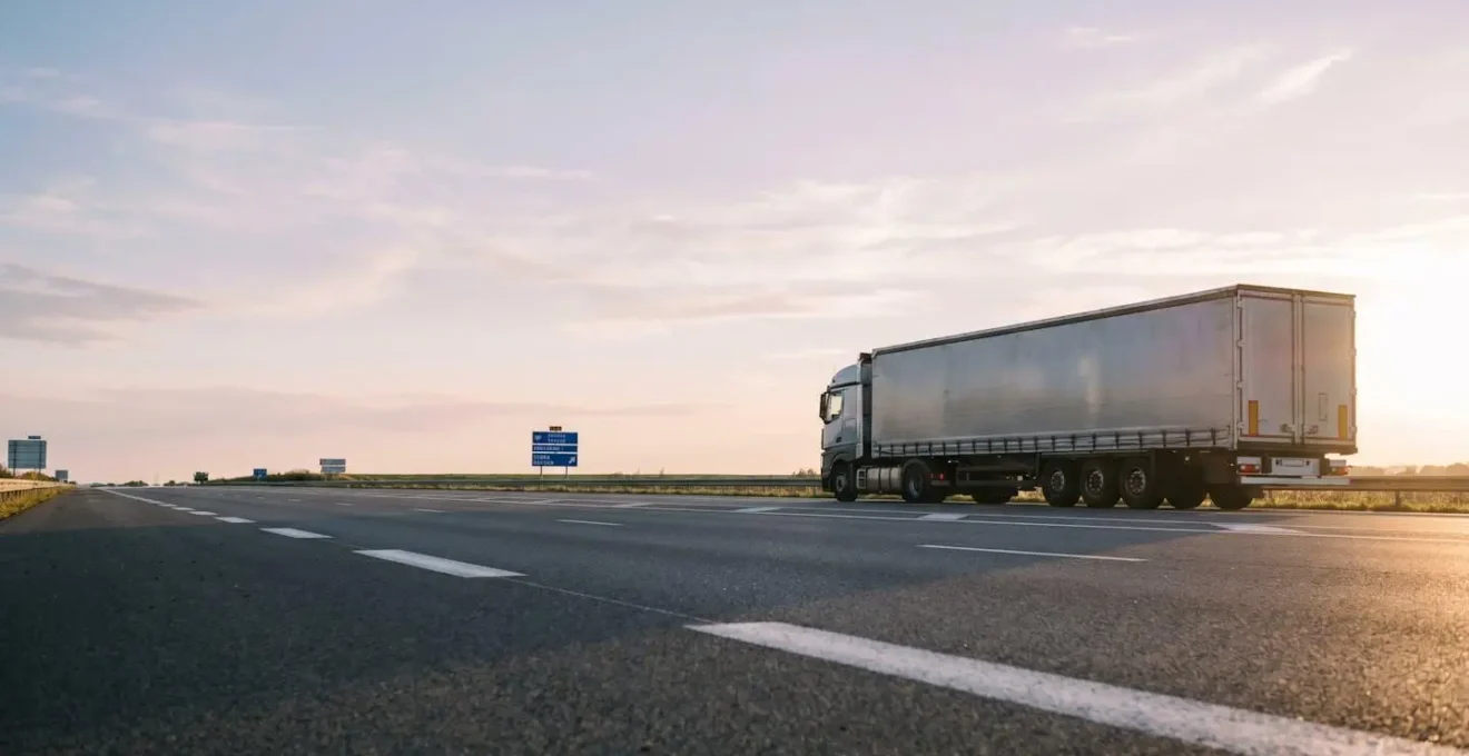 Camion moderne sur autoroute française avec technologies embarquées, symbolisant l'automatisation du transport routier