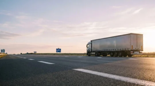 Camion moderne sur autoroute française avec technologies embarquées, symbolisant l'automatisation du transport routier